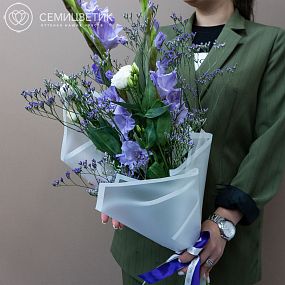 Букет из гладиолусов, лизиантуса и лимониума в упаковке