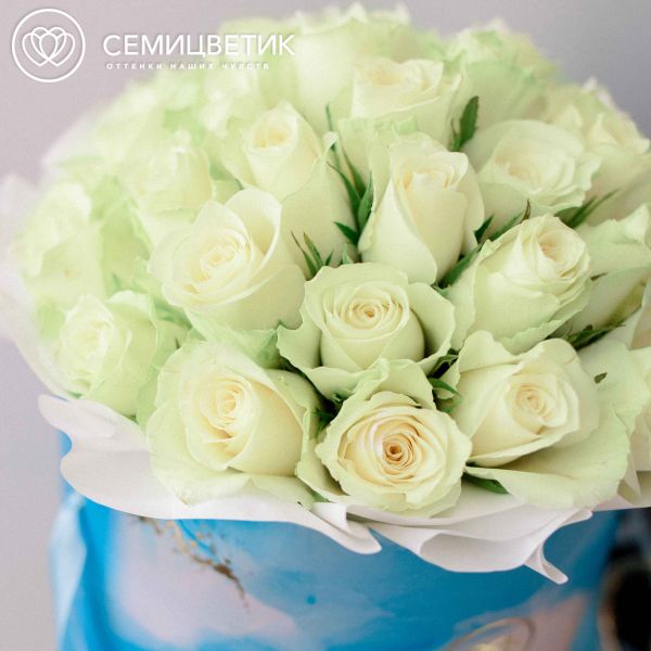 Букет в голубой шляпной коробке Amour Mini из 31 белой розы (Кения)