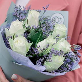 Букет из 7 белых роз 40 см (Кения) с лимониумом в голубой пленке