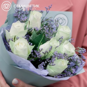 Букет из 7 белых роз 40 см (Кения) с лимониумом в голубой пленке