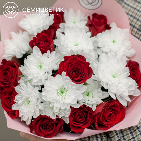 Букет из 3 белых кустовых хризантем и 10 красных роз в розовой пленке