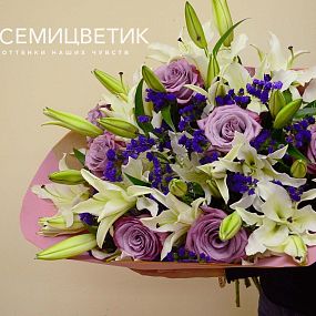 Букет из лилии, розы и статицы в упаковке
