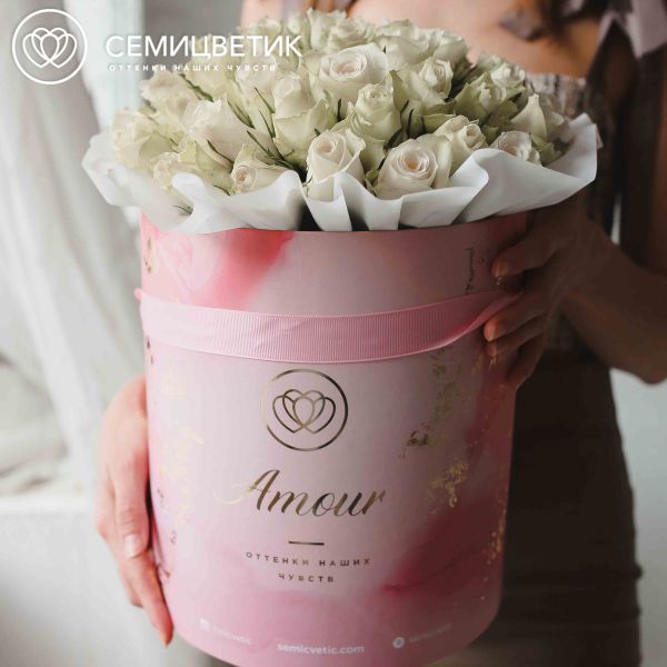 Букет в розовой шляпной коробке Amour из 51 белой розы (Кения)