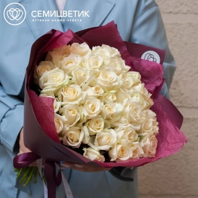 Букет из 45 белых роз 35-40 см (Россия) в бордовой пленке