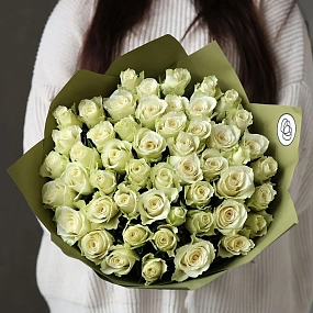 Букет из 51 белой розы 35-40 см (Кения) в оливковой пленке