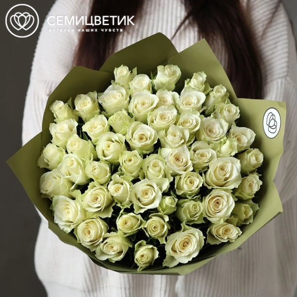 Букет из 51 белой розы 35-40 см (Кения) в оливковой пленке