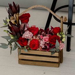 Стильный дизайнерский букет в ящике из роз, гвоздик и орхидеи в красных тонах