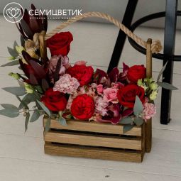 Стильный дизайнерский букет в ящике из роз, гвоздик и орхидеи в красных тонах