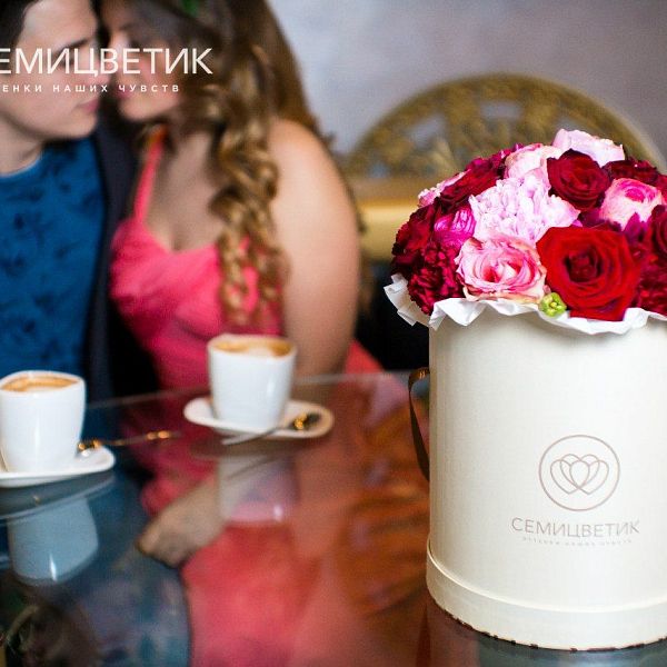 Букет в белой шляпной коробке Amour из пионов, розы, гвоздики