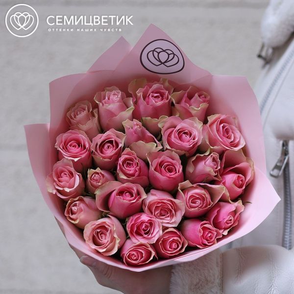 Букет из 25 нежно-розовых роз 35 см (Кения) в розовой упаковке