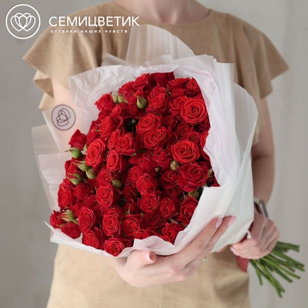 Букет из 25 красных кустовых роз 40-50 см (Россия) в прозрачной упаковке