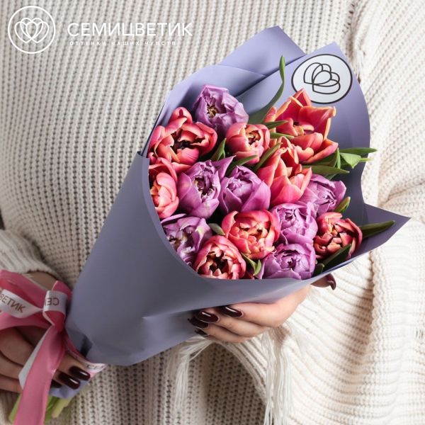 Букет из 15 розовых и сиреневых пионовидных тюльпанов в сиреневой пленке