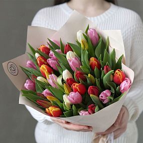 Букет из 51 тюльпана микс 40 см в кремовой пленке
