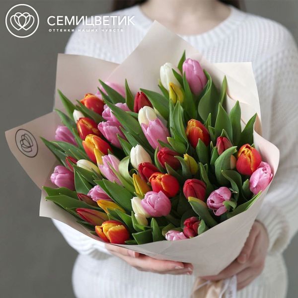 Букет из 51 тюльпана микс 40 см в кремовой пленке