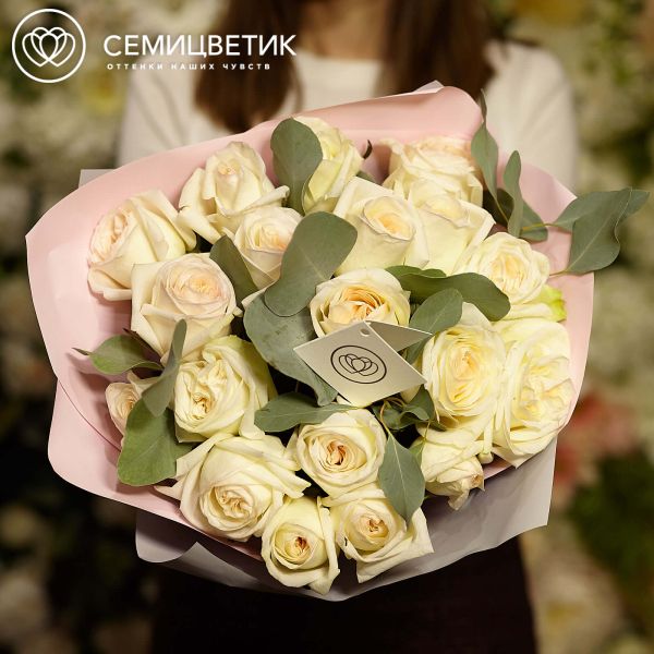 Букет из 19 пионовидных роз White O'Hara 40 см с зеленью