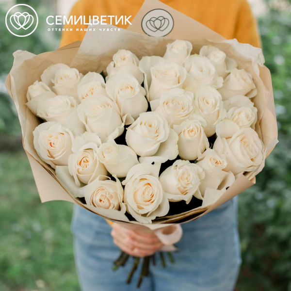 Букет из 25 белых роз Vendela 60 см (Эквадор) в кремовой пленке