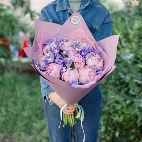 Букет из 10 розовых пионов Premium и 15 синих ирисов