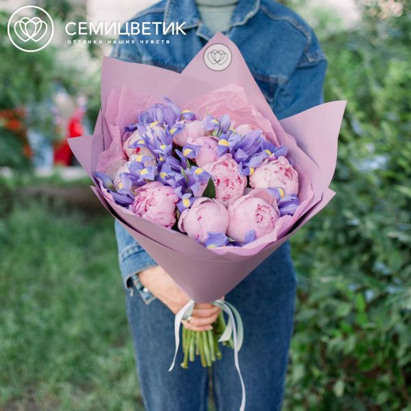 Букет из 10 розовых пионов Premium и 15 синих ирисов
