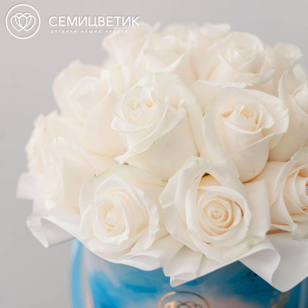 Букет в голубой шляпной коробке Amour Mini из 25 белых роз Vendela (Эквадор) 