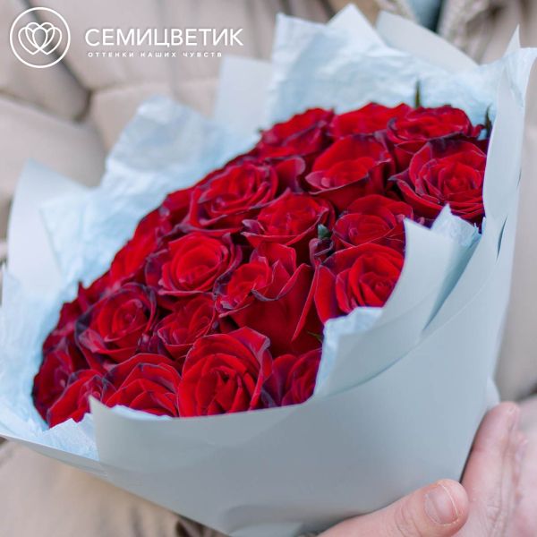 Букет из 25 красных с темной каймой роз Магия 35-40 см (Россия)