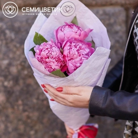 Букет из 3 ярко-розовых пионов Flemming Premium в сиреневой пленке