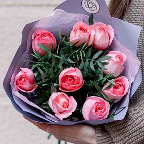 Букет из 9 розовых пионовидных роз Pink Expression 40 см с фисташкой