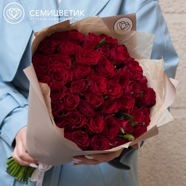 Букет из 45 красных роз 35-40 см (Кения) в кремовой пленке