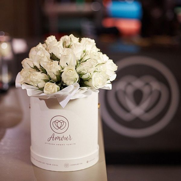 Букет в белой шляпной коробке Amour Mini из 29 белых роз (Кения) Premium
