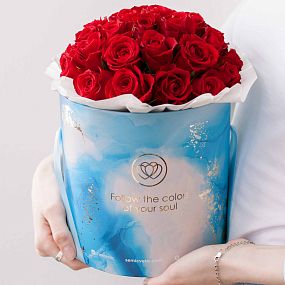 Букет в голубой шляпной коробке Amour Mini из 31 красной розы (Кения)