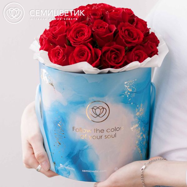 Букет в голубой шляпной коробке Amour Mini из 31 красной розы (Кения)