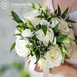 Свадебный букет из белых роз и брунии