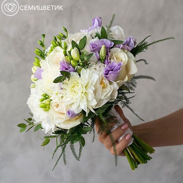 Свадебный букет из пионов, роз, георгинов и фрезий