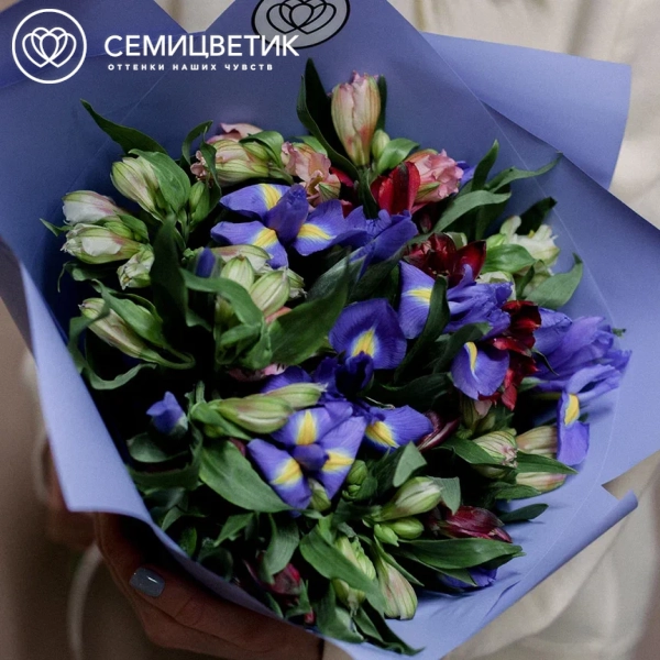 Букет из 15 ирисов и 10 альстромерий в сиреневой пленке