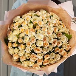 Букет из 101 белой и кремовой розы 40 см (Кения) в кремовой пленке