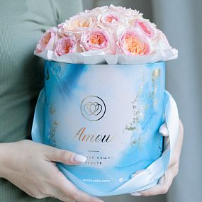 Букет в голубой шляпной коробке Amour Mini из 21 персиковой пионовидной розы Flash Back