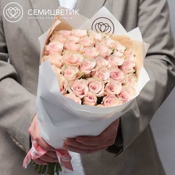 Букет из 35 нежно-розовый роз 30 см (Кения) в белой пленке