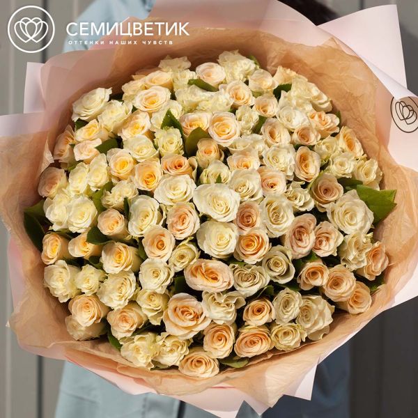 Букет из 101 белой и кремовой розы 40 см (Кения) в кремовой пленке