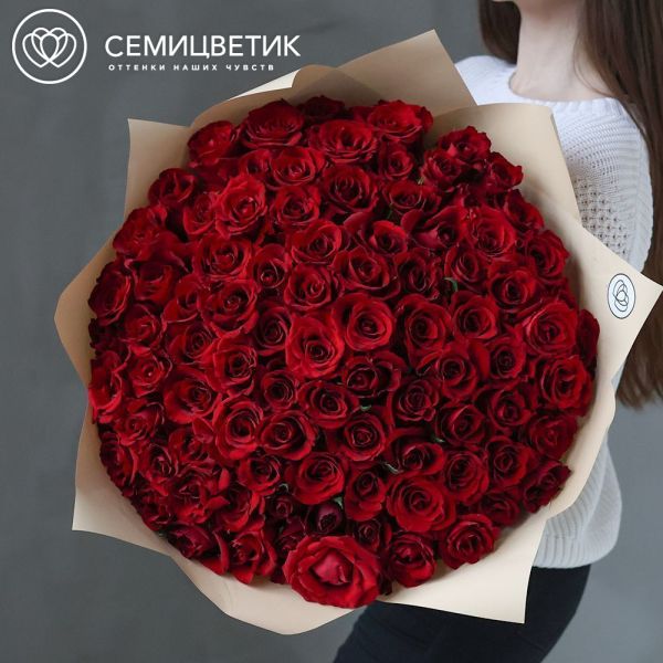 Букет из 101 красной розы Ever Red 70 см (Кения) в кремовой упаковке