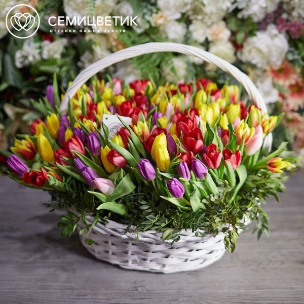 Композиция из 201 тюльпана микс с зеленью в корзине