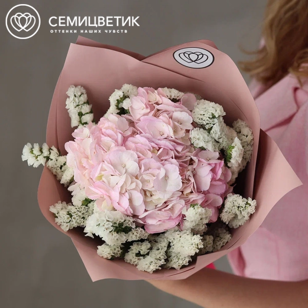 Букет из розовой гортензии и статицы в розовой пленке