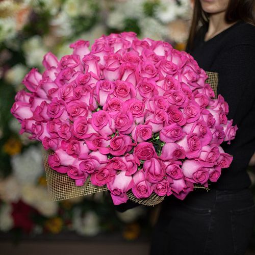 Ярко-розовые розы Topaz 50 см (Эквадор)