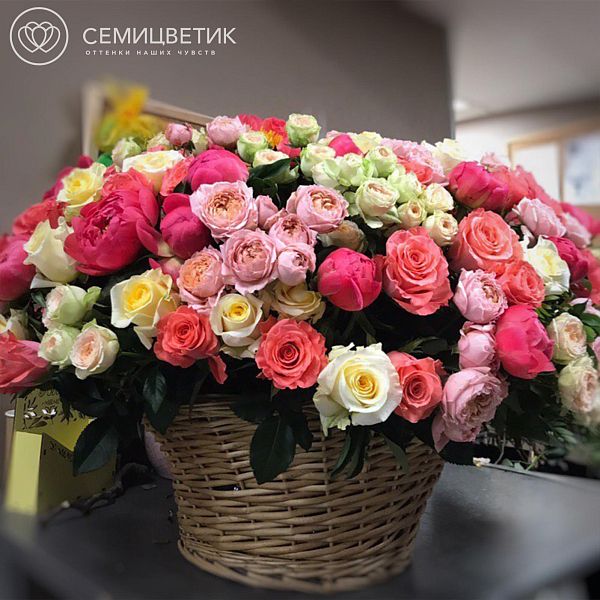Композиция из 41 пиона Premium и роз микс в нежных тонах в корзине