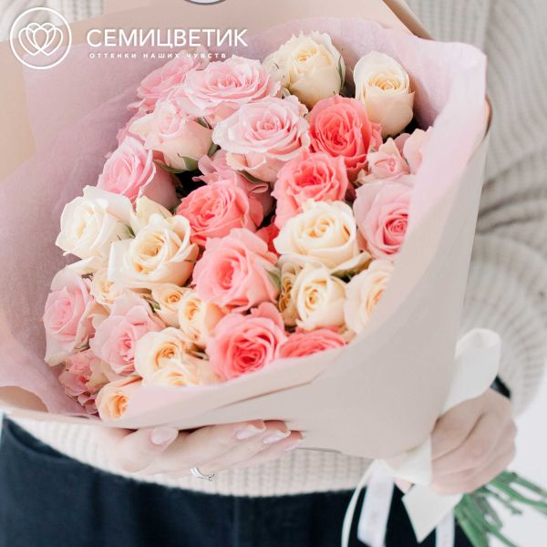 Букет из 11 кремовых и розовых кустовых роз 40 см (Эквадор)