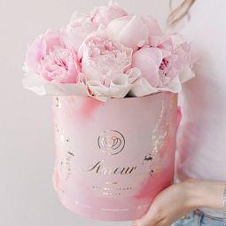 Букет в розовой шляпной коробке Amour Mini из 15 розовых пионов Premium