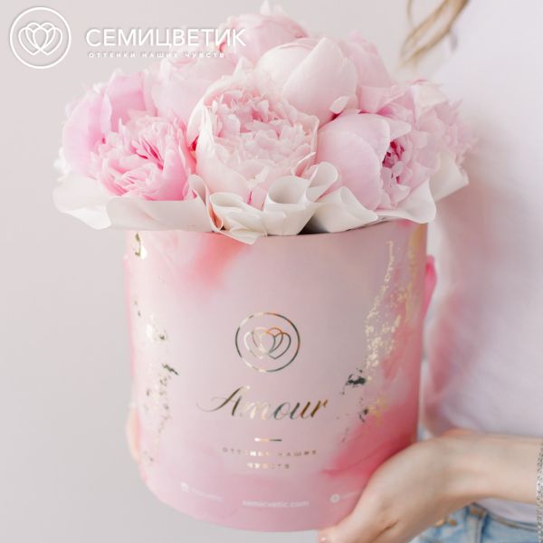 Букет в розовой шляпной коробке Amour Mini из 15 розовых пионов Premium