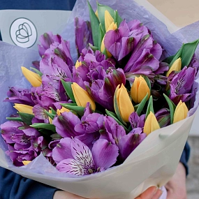Букет из 16 желтых тюльпанов 40 см и 7 альстромерий в фиолетовых тонах в голубой пленке