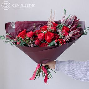 Красно-розовый букет с пионовидными розами, гвоздиками, вероникой и астильбой 