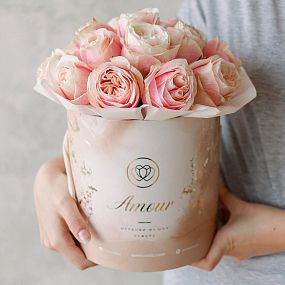 Букет в бежевой шляпной коробке Amour Mini из 17 нежно-розовых пионовидных роз Swan Grace