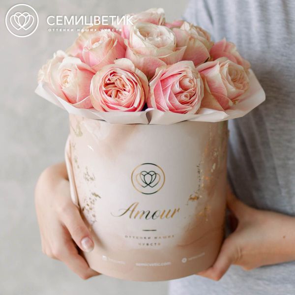 Букет в бежевой шляпной коробке Amour Mini из 17 нежно-розовых пионовидных роз Swan Grace