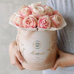 Букет в бежевой шляпной коробке Amour Mini из 17 нежно-розовых пионовидных роз Swan Grace